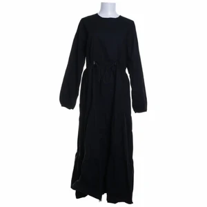 Klänning monki - Midiklänning fråb monki med snörning i midjan!