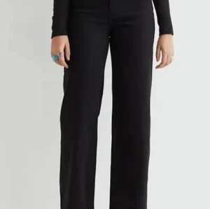 Svarta baggy jeans  - Svarta jeans från gina trickot. Jag säljer dem pga att jag inte gillar hur passformen sitter på mig🥰 o dem är lite stora. 