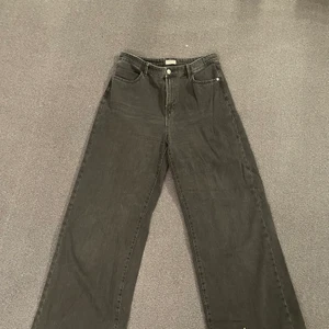 Raka jeans från Lindex  - Hej! Säljer nu dessa svarta sköna jeans från Lindex då dem inte kommer till användning längre. Då dem blivit för stora för mig. Byxorna har inte alls blivit använda så mycket som dem borde göra dem har använts max 4-5 gånger. Nypris på byxorna är ca 499kr men säljer dem för 125kr☺️ fraktkostnaden är 66kr och paketet är spårbart (PostNord).