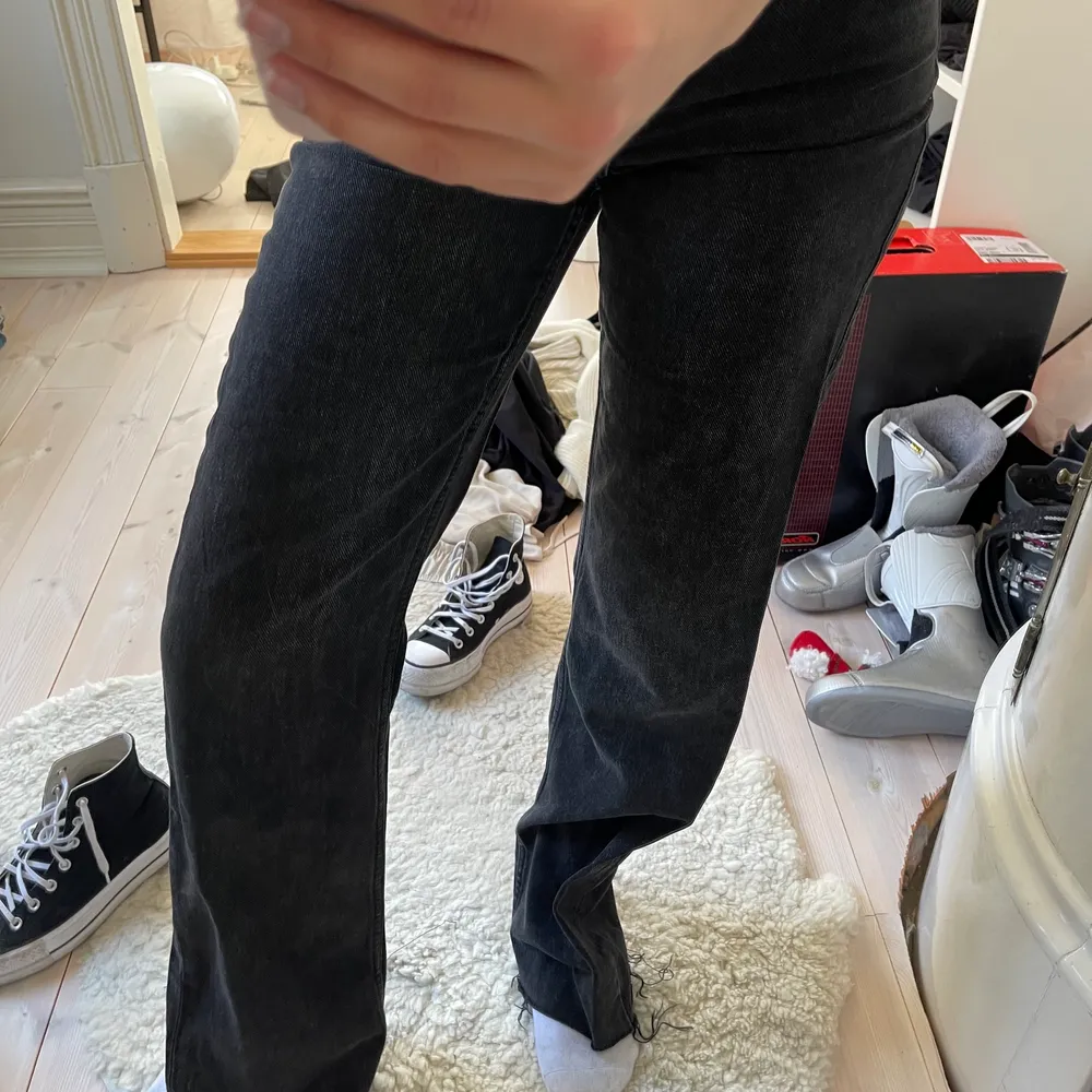 Långa svarta raka jeans från zara passar mig som e 1.68cm . Jeans & Byxor.