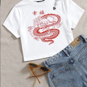 Vit tshitrt med en röd drake på - Vit t-Shirt med en röd drake på❤️ Helt oanvänd och är från shein, den är stor i storleken så skulle säga att den är en M men det står att den är S