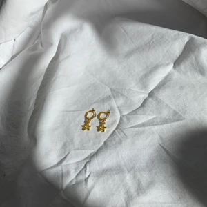 guldörhängen stjärnor - små söta guld örhängen med stjärnor! från plick så gissar att de är egengjorda, helt oanvända av mig.  skick: 9/10, smått nötta.