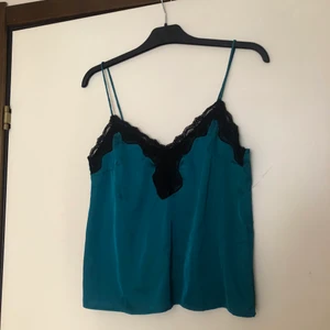 Super snyggt linne - Otroligt fint linne från Bikbok. Materialet är lite satin/siden med spets med tunna band. Sitter väldigt snyggt och är använt en gång så det är i bra skick. Storlek S