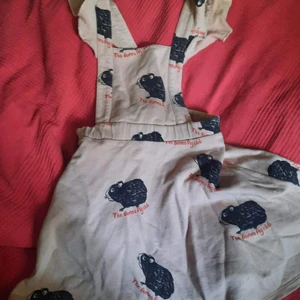 Mini rodini guineapig dress 128/134♡ - guinea klänningen,supersöt. korsade volangband,svagt rosa (inte som sista bilden). hittar inget att anmärka på, djur och rökfritt hem.  samfraktar eller möts upp!♡ 