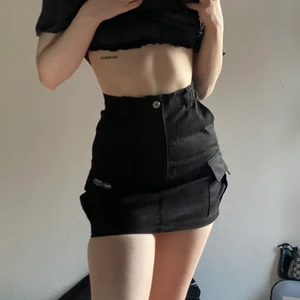 Streetstyle skirt/tjol - Har bara haft på mig den en gång. Ganska liten i storlek vid midjan (63) och skulle nog säga en S storlek annars (runt rumpan 92cm). Har två fickor vid sidorna.  