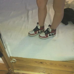 Röda Jordans - Så fina och snygga röda Jordans (tror dom är riktiga men inget man ser ifall dom är fejk elr inte, skulle säga att dom är väldigt lätta och sköna så passar perfekt nu till våren/hösten och sommaren💕Priset kan diskuteras💕Vill ni att jag använder safe pay så är det bara att säga till gör en ny annons direkt och sätter på det då💕💕
