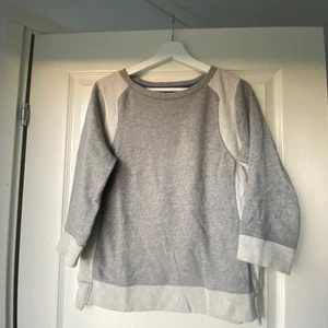 Tröja från Calvin Klein - Grå tröja från Calvin Klein Performance. Använd 2-3 gånger så är i bra skick. 100% bomull. 