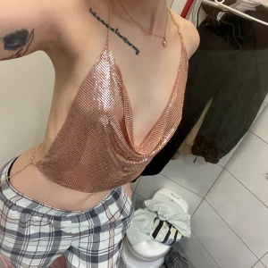 Snygg glittertopp  - Väldigt snygg topp säljes! Aldrig använd. Storlek S med spännen som kan justeras. Fler bilder kan fås 🥰