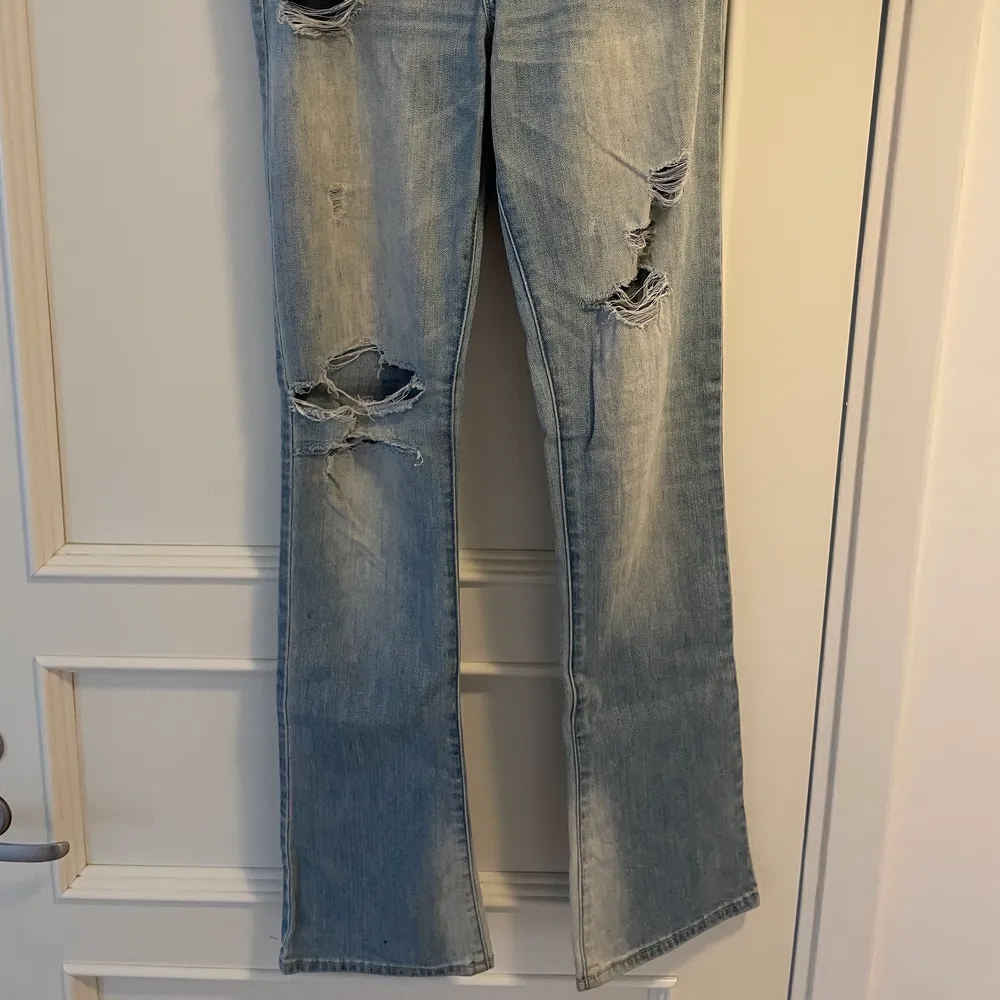 Säljer vintage utsvängda jeans från Abercrombie & Fitch. Storlek: Waist 28 Length 33. Betalning sker via Swish.. Jeans & Byxor.