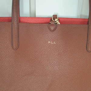 Väska - En väska som använt skick från Lauren Ralph som man kan ha den i dubbelsidig.