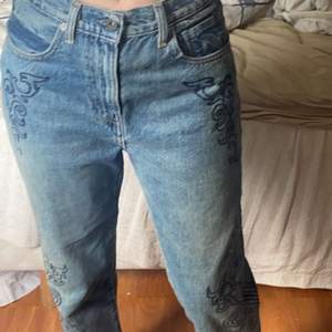 Sjukt coola jeans från Levi’s. Köpta för 1599kr för ca 2 år sen. Ser nya ut då de knappt är använda. Dm om intresse, frågor eller fler bilder❤️