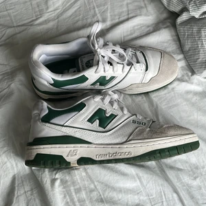 New balance 550 - Säljer mina new balance 550 som jag inte använt på ett tag. De i bra skick då jag inte har använt dem så mycket. Köpta på sns. 