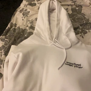Hoodie  - Vit hoddie med svart vit tryck på ryggen. Aldrig andvänd, super skönt material! Köpt på Hm 