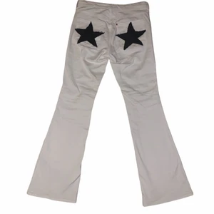 Stjärnbyxor med sling - Säljer mina hvita slingbyxor med to svart stjärnor på bakfickorna⭐️⭐️storlek small, men kan också passa medium då dom är otroligt stretcya!