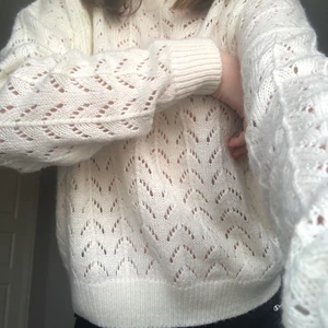 Tröja - Jättemysig stickad tröja att ha på sig på sommaren!❤️ den är i mycket bra skick och endast använd ett fåtal gånger! Hör av dig vid fler bilder eller frågor! Frakten är inkluderad i priset!