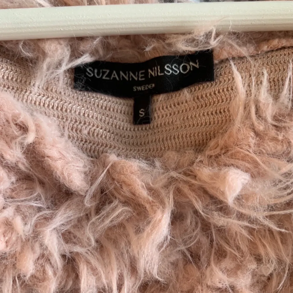 Fluffig långärmad tröja i storlek S från Suzanne Nilsson. Använd ca 2 gånger. Säljer pga att den inte kommer till användning. Köp direkt för 250kr + frakt💕. Stickat.