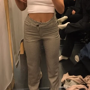 Supersnygga weekday kostymbyxor - Mina absoluta favoritbyxor men kommer tyvärr inte i dem längre :( de sitter sjukt snyggt runt midjan och perfekt ”straight” look på benen. Längst ner är det en slit som får de att falla fint på skorna. Jag är 160 för referens. Ett rutmönster i superfina färger som funkar till alla outfits. Köpte för 500 kr i butik och säljer för 270 inkl frakt. I fint skick. Det är väldigt ”tåliga” byxor så de kommer att hålla länge 🙏🏽 skriv vid intresse