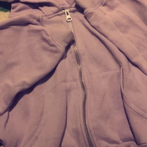  Lila kofta  - Finns i malmö jag säljer den här koftan för att jag har aldrig på mig den igen Den är skönt att ha på sig storlek S Men om man är M Den kommer passa dig också