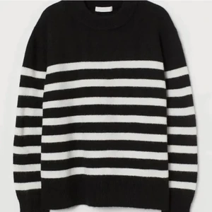 Randig hm tröja  - Säljer nu min fina tröja ifrån hm! På andra bilden ser man skicket 💞