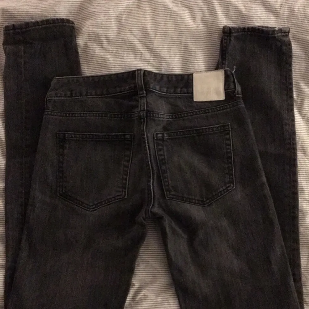 Säljer dessa skitsnygga lågmidjade jeans från Weekday!💕 Midjemått 73cm, innerlängdsben 80cm. Endast använd fåtal gånger. Köparen står för frakten❗️❗️ (pris kan diskuteras) . Jeans & Byxor.