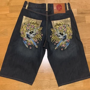 Ed hardy shorts  - Ed Hardy by Christian Audigier jeansshorts i strl 31. Shortsen är i nyskick, utan spår av några tydliga defekter.