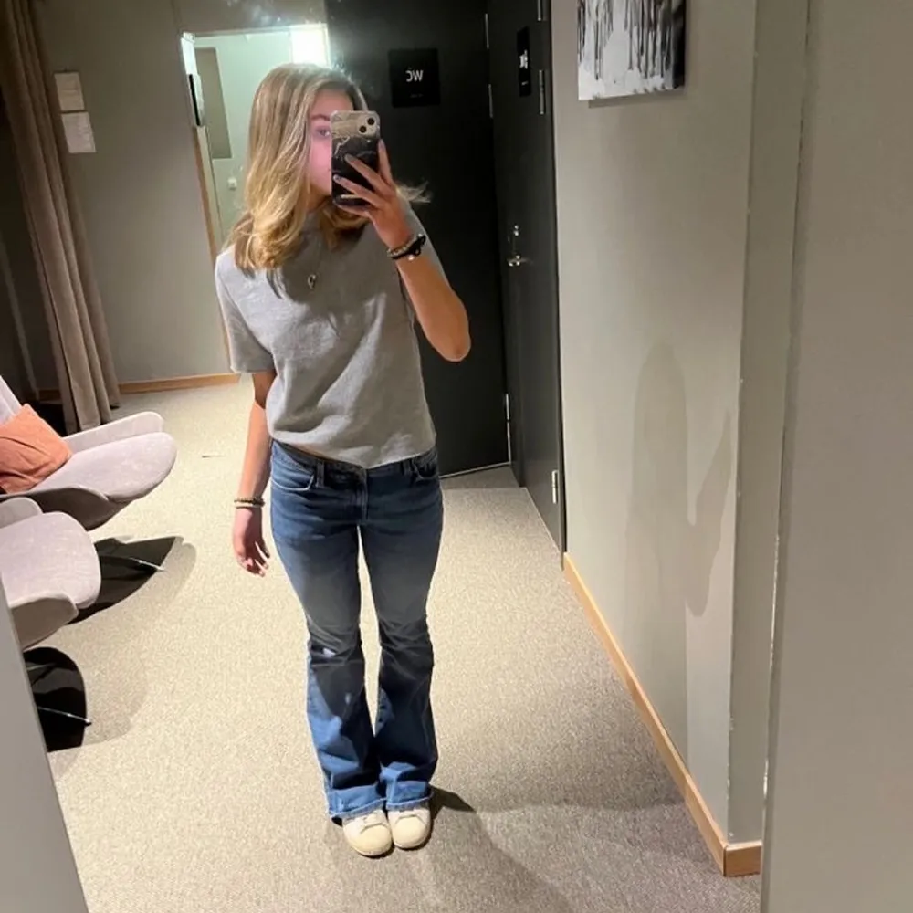 Säljer nu min fina bootcut jeans från zalando i fint skick använda fåtal gånger❤️. Jeans & Byxor.