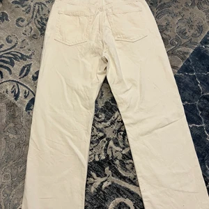 Vita jeans, rowe - high straight jeans - Köpta på weekday för 500kr, använt 1 gång. Tycker att dem kändes för stora efteråt, märkte det efter jag tog bort lappen. Ångrar köpet inget mer med det. I helt nytt skick som sagt använt en gång. 