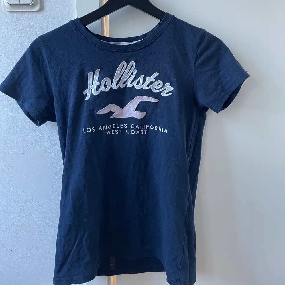 Säljer denna hollister t-shirt för den blivit för liten. Storlek Xs. Köparen står för frakten💓 nypris 350 men säljer endast för 60 Kr. . T-shirts.