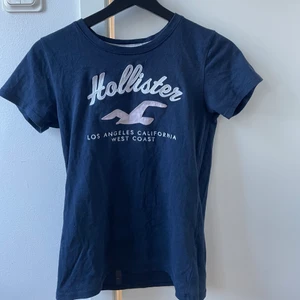 Hollister t-shirt - Säljer denna hollister t-shirt för den blivit för liten. Storlek Xs. Köparen står för frakten💓 nypris 350 men säljer endast för 60 Kr. 
