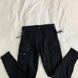 G-Star cargo pants - G-Star cargo pants. Str: 31/32 (är som str 34), Modell: Herr, Skick: Nyskick (använda 2 gånger), Nypris: 1499kr, Mitt pris: 750kr.  Kolla gärna in mina andra inlägg, Vid intresse av fler varor så fixar jag ett bra paketpris! 