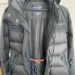 Pelle P jacka - En jättefin jacka i svart från Pelle P i storlek medium. Många fickor, luva fylld med dun varm och go. 