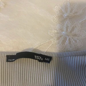 Lager 151 Storlek M/L - Hej, idag tänkte jag skälja en tröja som är lite liten och har bara använt 1gång. De finns inga smutsiga fläckar på tröjan, tröjan är helt ren 