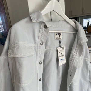 Jeansjacka storlek M - Så fin ljusblå jeansjacka från Zara i storlek M, aldrig använd 💙 
