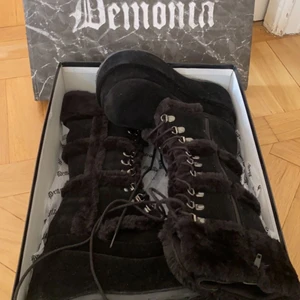 Demonia full of fury platform boots - Säljer ett par Demonia full of fury platform boots i US size 6 vilket är storlek 36 i eu size. Beställde dom och vet inte om jag råkade klicka in fel storlek då dom var för små för mig. Dom är helt nya alltså aldrig använda endast testade. Kan frakta eller mötas i malmö. Pris kan diskuteras 💋