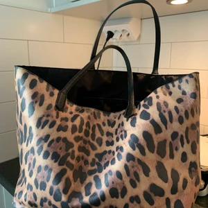 Leopardväska - Säljer den här väskan, hör av dig om du är intresserad! :)