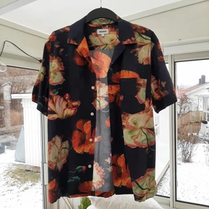 Weekday Blommönstrad Skjorta - Starka färger med en hawaii-esque konstruktion från weekday, perfekt för festivaler på sommaren bara släng en midjeväska över axeln o due set. Köpte den för jag älskade mönstret och färgerna har fortf inte blivit urtvättade. Fortfarande i riktigt bra skick.
