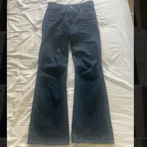 Supersnygga mörkblå jeans från diesel. Jag säljer pga att dem är för stora i midjan för mig:( frakt blir 66kr. Skriv för frågor💕