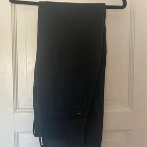 Svarta denim Lee jeans - Jätte fina lee Jeans i nyttskick och endast provade. Dem är vida, högmidjade. Köpta i slutet på 2021. Kontakta gärna mig direkt vid intresse. Kan mötas upp inom Kristianstad, Bromölla, Sölvesborg. Annars står köparen för frakt. Säljer av anledningen att dem inte kommer till användning. Fler bilder på Jeansen kan skickas privat. Priset kan diskuteras vid snabb affär!. betalning sker via swish 💕