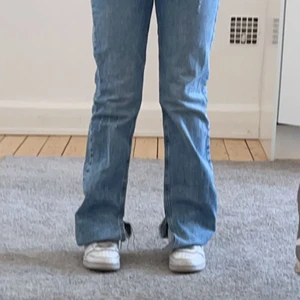 ZARA JEANS - Zara jeans med split end, använda fåtal gånger och är i väldigt bra skick. Pris kan diskuteras