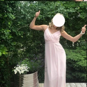 Rosa balklänning - Super fin rosa balklänning i fint skick då den endast använts en gång. Köptes för längesen därav vet vi inte 100% från vilken hemsida den är köpt men nästan säkra på bubbleroom💗 storlek 34