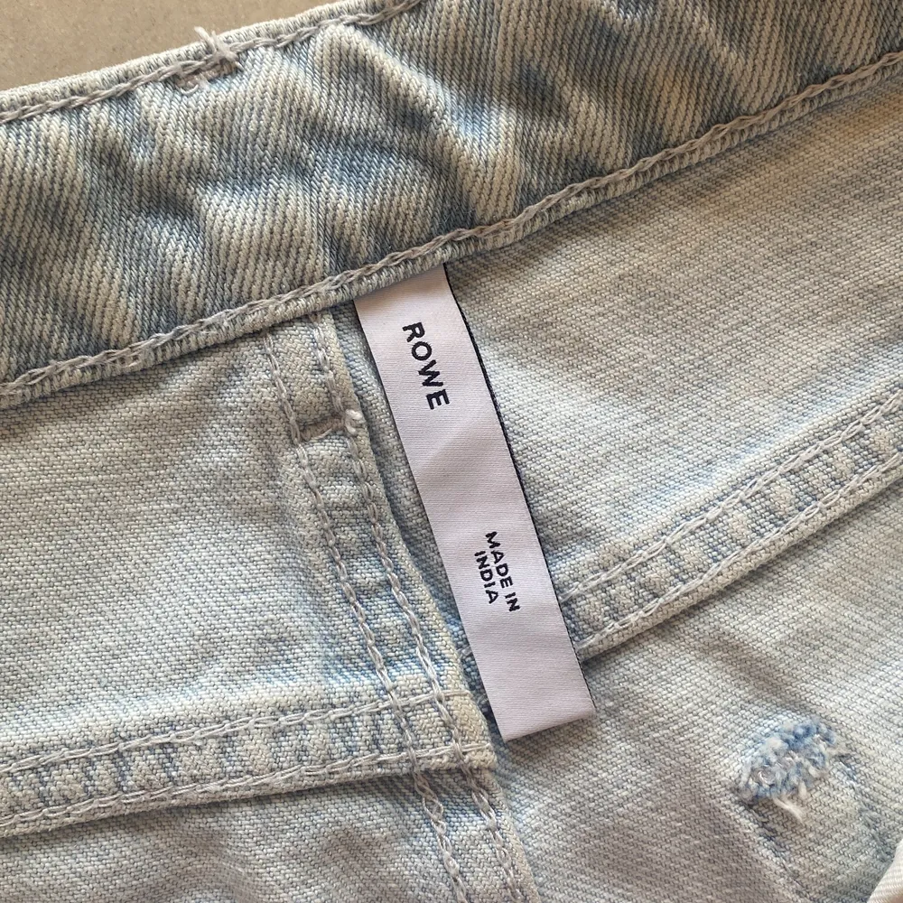 Rowe Split Blue Hill jeans från Weekday med slits nertill på insidan. Knappt använda.. Jeans & Byxor.