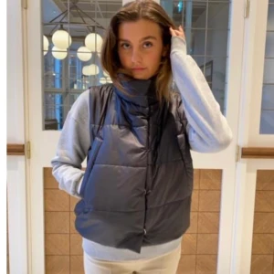 Väst - Säljer denna superfina väst från designbysi! Ordinarie pris är 540kr men säljer för 250r+frakt då den endast är använd en vår!💕 Storlek xs/s, kom privat för egna bilder!