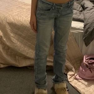 Jeans  - Säljer dessa snygga jeans. De är lågmidjade och sitter jättefint! Säljer för 200 exkl frakt💓