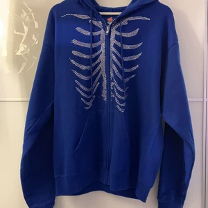 Zip hoodie - Kommer inte till användning! Jättefin asså men behöver pengarna! Frakt 44kr! Först till kvarn, lägger upp igen pga oseriös köpare!