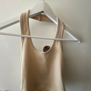 H&M halterneck topp - Säljer denna halternecktoppen från hm som är för liten för mig💕