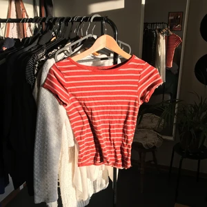 Randig tröja topp orange - Randig mörkorange topp från Gina Tricot. Strl. XS men har själv S, sitter bara lite tajtare, stretchig. Använd några gånger, köpt för ca 3 år sen. Du står för frakt! 💕