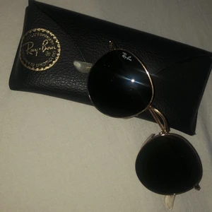Ray•ban glasögon  - Super snygga ray•ban glasögon som jag inte längre använder. Inga defekter förutom att de kanske fina några små repor på glaset. Säljer för 200kr + 45kr frakt 