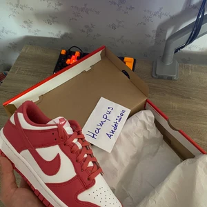 Dunk low Archeo pink - Dunk low archeo pink, storlek 40, helt nya i kartongen och med skorna kommer även ett par vita snören, pris 1900kr + 66 frakt