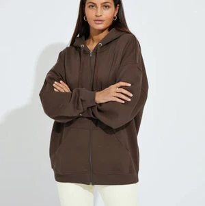 Brun zip up hoodie från bik bok - Super skön hoodie från bik bok. Köpte för 400 kr men säljer för 200kr. Använt ett par gånger men fortfarande bra skick har dock en väldigt liten vit fläck längst ner på framsidan.