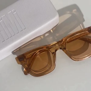 Solglasögon chimi 004 - Säljer mina chimi i färgen peach för att jag vill byta till en annan färg. Inga defekter eftersom att de är helt nya. De är så fina kan skicka bilder privat. 💓💓💓